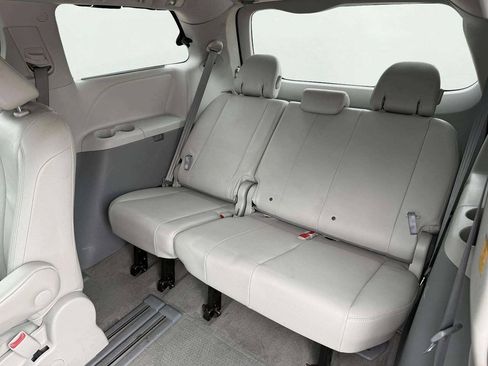 Used 2013 Toyota Sienna XLE FWD image 12