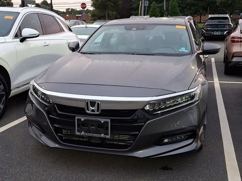 Used 2018 Honda Accord Touring image 4