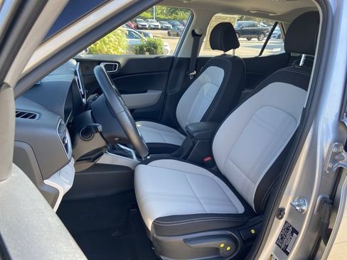Used 2025 Hyundai Venue SEL FWD image 18