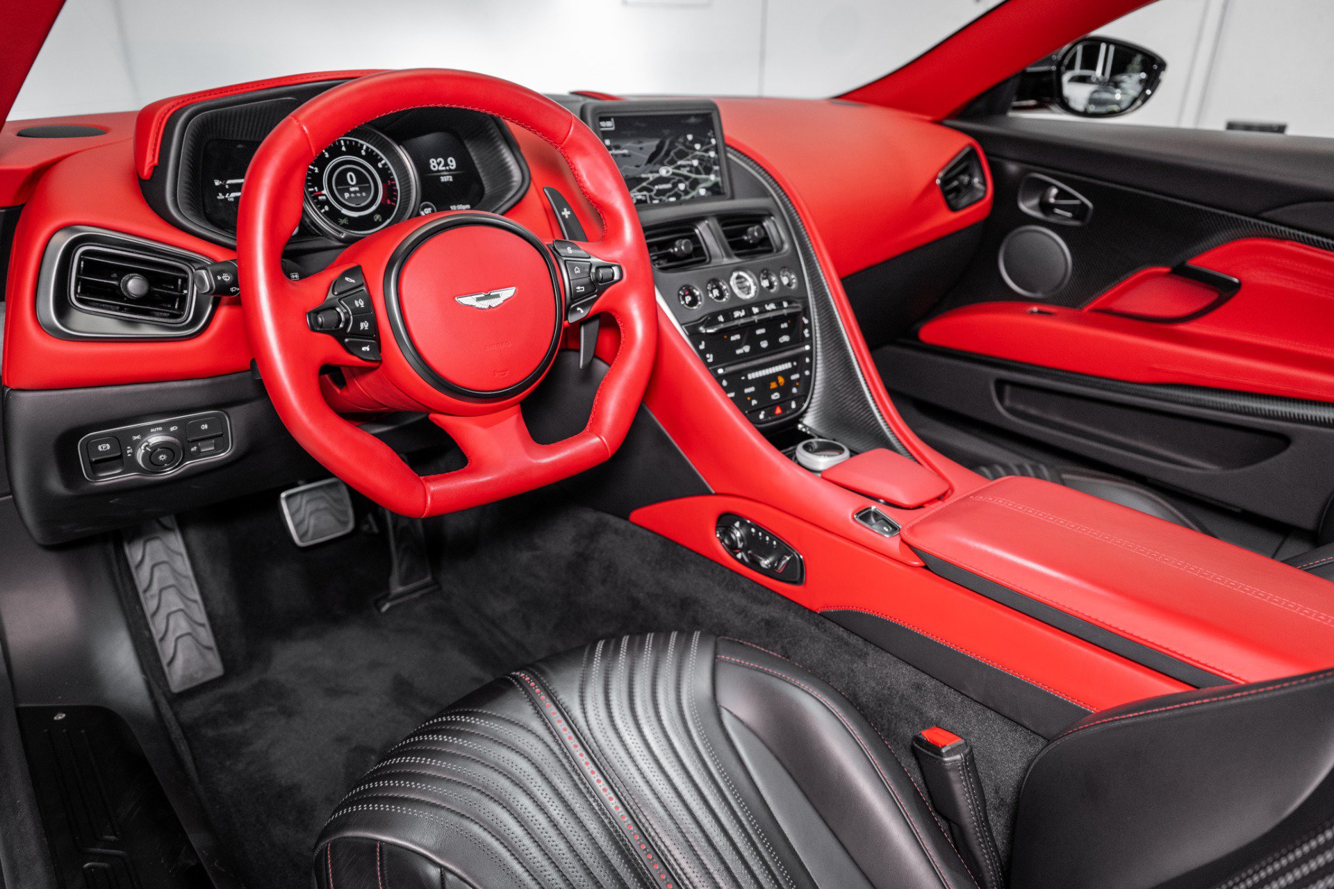 Used 2023 Aston Martin DB11 Coupe RWD image 4