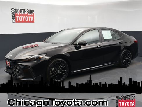 Used 2025 Toyota Camry SE FWD image 1