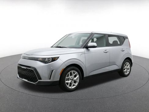 Used 2025 Kia Soul LX w/ LX Technology Package FWD image 3