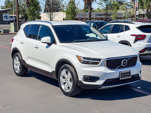 Used 2021 Volvo XC40 T5 Momentum image 5