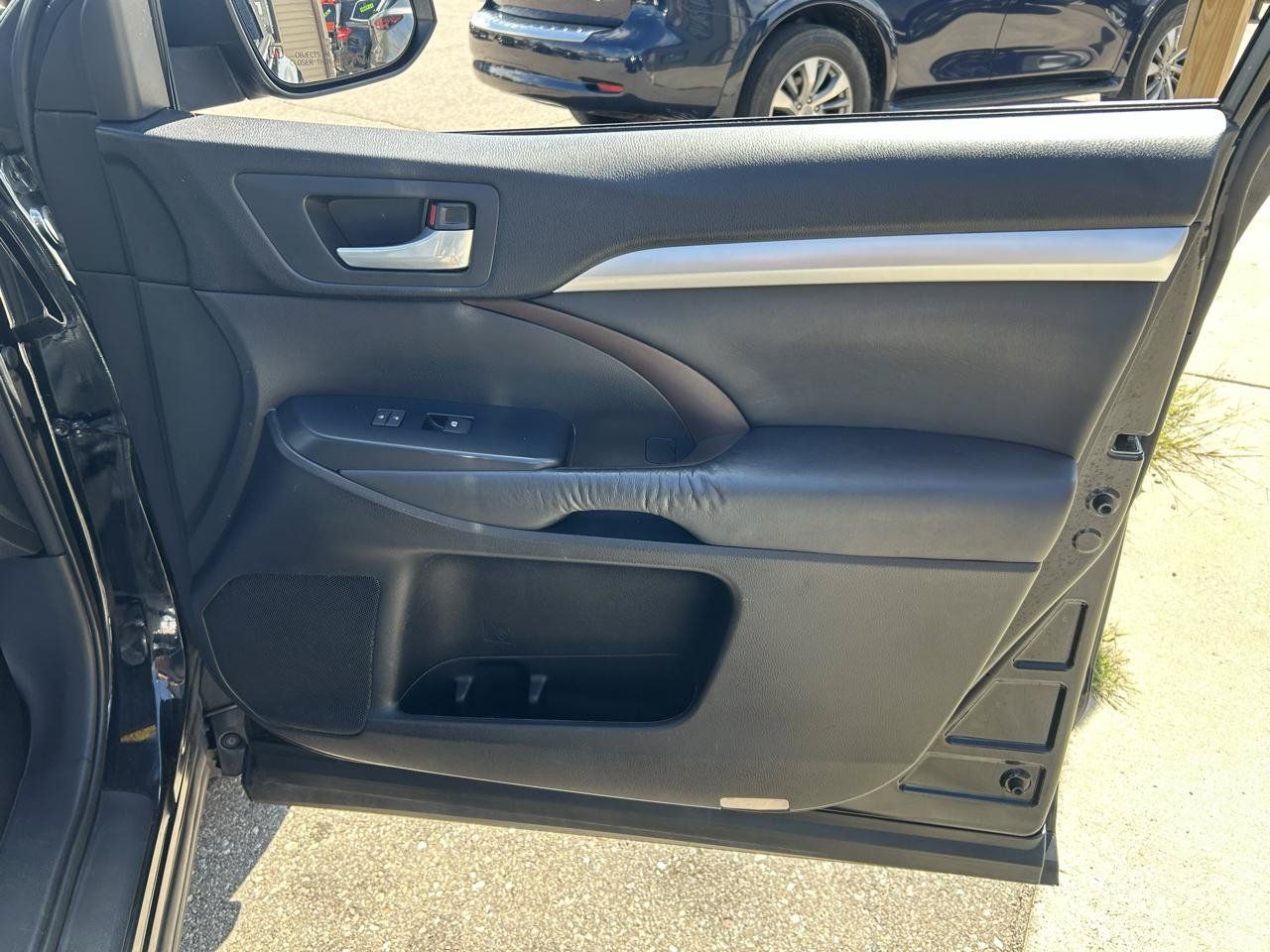 Used 2015 Toyota Highlander XLE AWD/4WD image 12