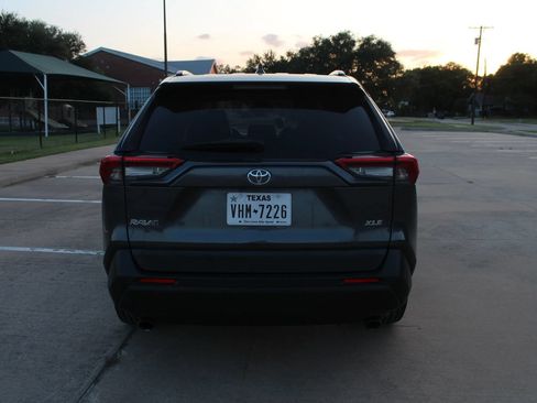 Used 2020 Toyota RAV4 XLE Premium FWD image 13