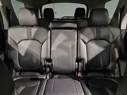 Used 2025 Honda Pilot Touring image 13