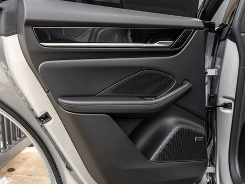 Certified 2025 Porsche Macan Electric image 29