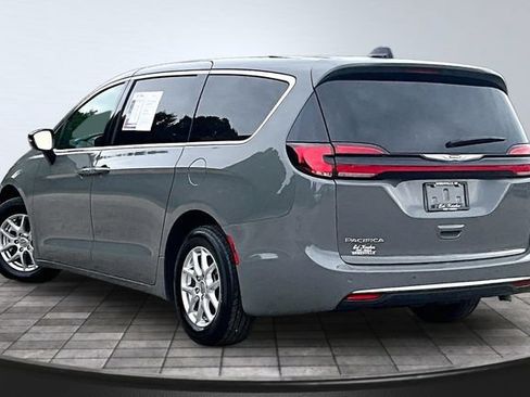 Used 2025 Chrysler Pacifica Select FWD image 4