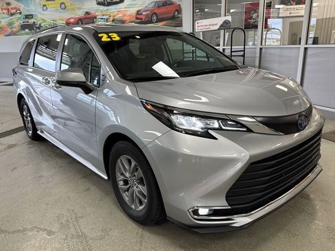 Used 2023 Toyota Sienna XLE image 2