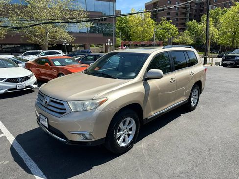 Used 2011 Toyota Highlander SE w/ Tow Pkg image 3