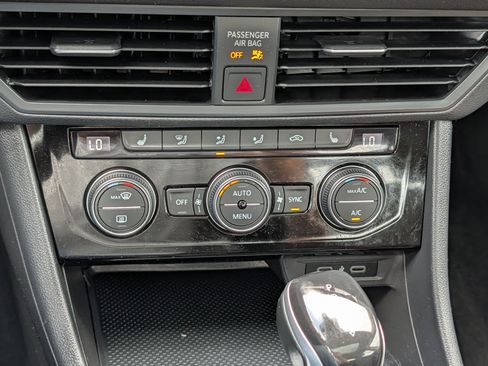 Used 2022 Volkswagen Jetta SE FWD image 23