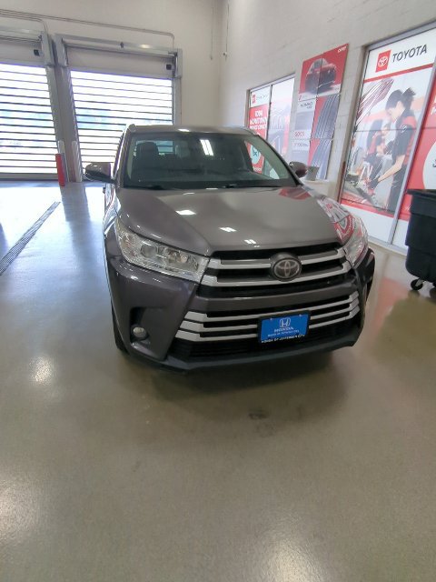 Used 2017 Toyota Highlander XLE AWD/4WD image 4
