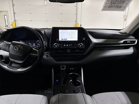 Used 2023 Toyota Highlander LE image 10