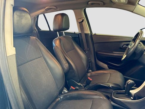 Used 2020 Chevrolet Trax LT w/ LT Convenience Package image 25