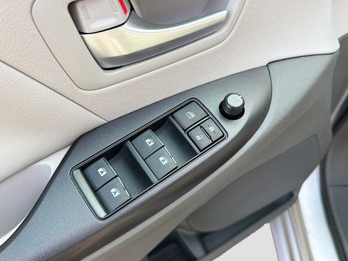 Used 2017 Toyota Sienna LE AWD/4WD image 9