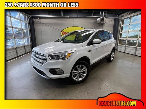 Used 2019 Ford Escape SE FWD image 1