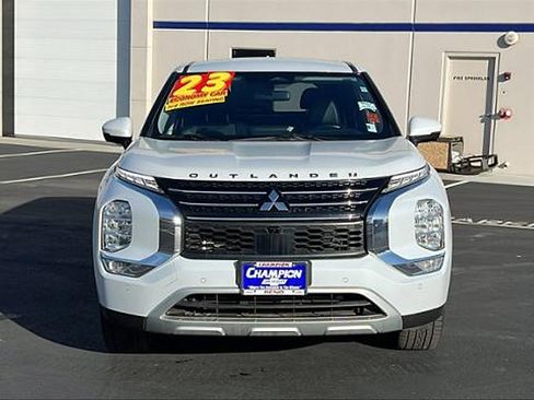 Used 2023 Mitsubishi Outlander SE image 2