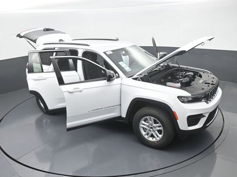 Used 2025 Jeep Grand Cherokee Laredo image 64