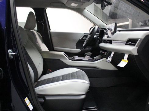 New 2025 Mitsubishi Outlander SE image 18