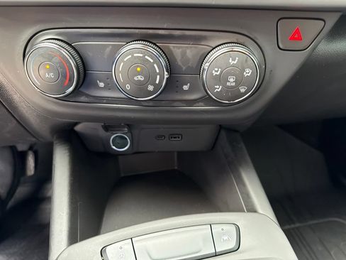 Used 2025 Chevrolet Trax RS FWD image 24