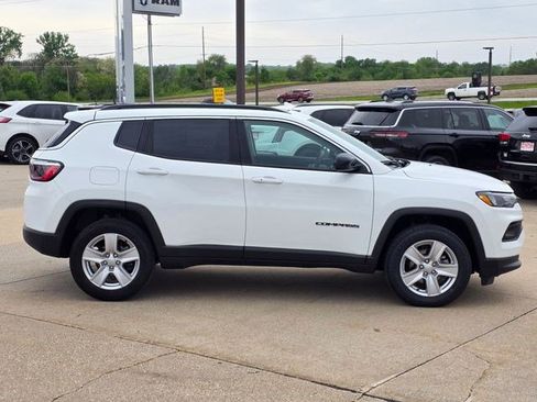 Used 2022 Jeep Compass Latitude w/ Sun and Sound Group AWD/4WD image 9