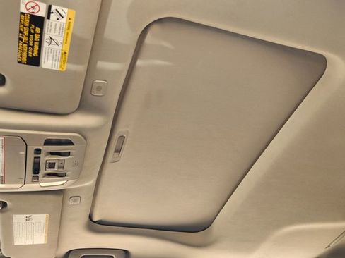 Used 2023 Toyota Highlander Bronze Edition FWD image 18