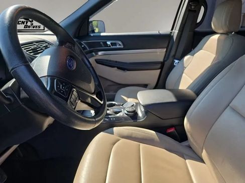Used 2018 Ford Explorer XLT w/ Equipment Group 202A AWD/4WD image 9