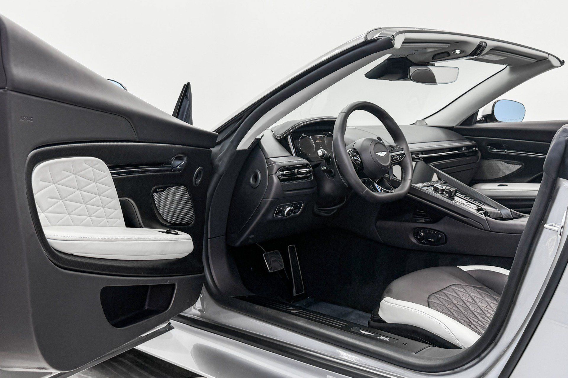 Used 2025 Aston Martin DB12 Convertible RWD image 22