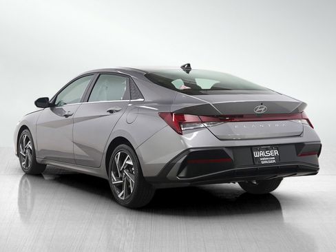 Used 2025 Hyundai Elantra SEL image 3