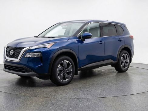 Used 2025 Nissan Rogue SV image 3