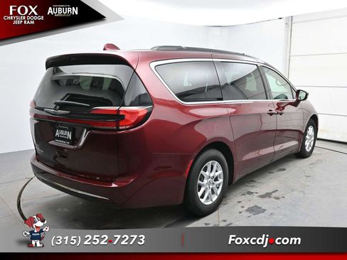 Used 2022 Chrysler Pacifica Touring-L image 13