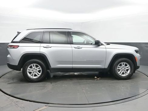 Used 2025 Jeep Grand Cherokee Laredo AWD/4WD image 6