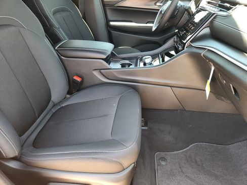 New 2025 Jeep Grand Cherokee Laredo X image 10