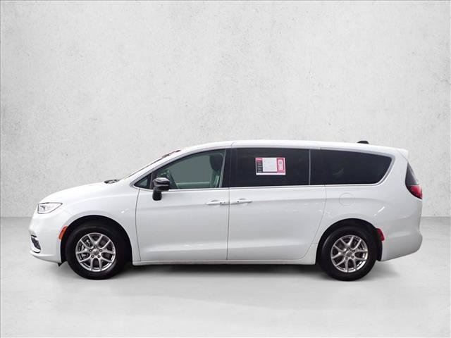 Used 2024 Chrysler Pacifica Touring-L FWD image 2