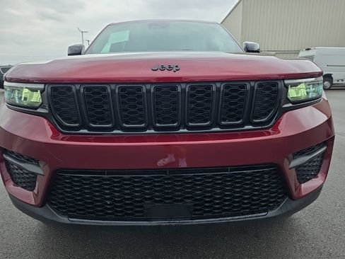Used 2023 Jeep Grand Cherokee Altitude AWD/4WD image 2