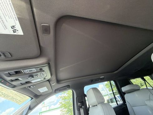 Used 2023 GMC Yukon XL SLT AWD/4WD image 28