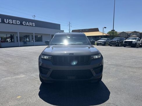 Used 2023 Jeep Grand Cherokee Altitude AWD/4WD image 16
