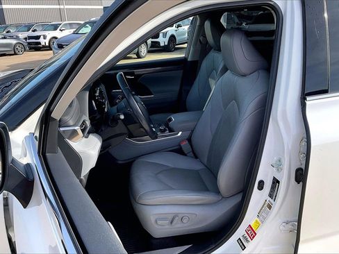 Used 2021 Toyota Highlander Platinum image 25