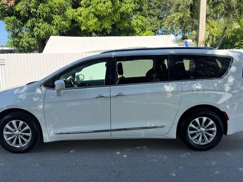 Used 2019 Chrysler Pacifica Touring-L FWD image 3