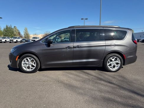 Used 2017 Chrysler Pacifica Touring Plus image 4