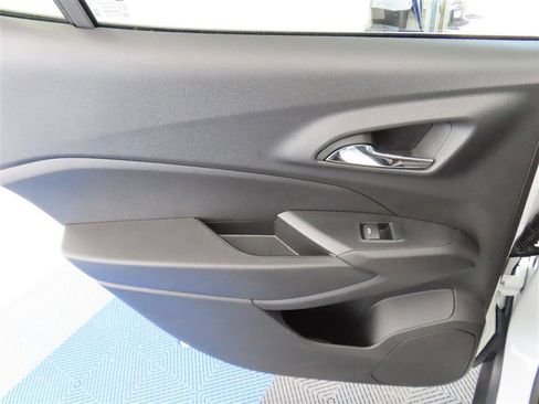 Used 2025 Chevrolet Trax LT w/ LT Convenience Package FWD image 29
