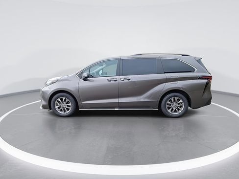 Used 2023 Toyota Sienna XLE image 6