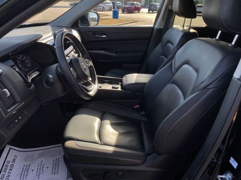 Used 2025 Nissan Pathfinder SL image 10