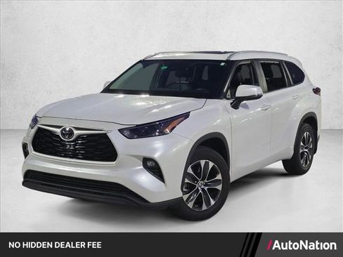 Used 2024 Toyota Highlander XLE FWD image 1