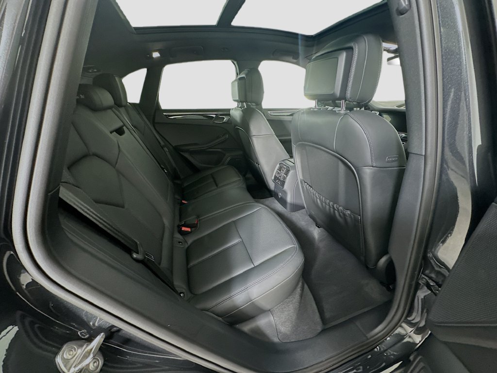 Certified 2025 Porsche Macan AWD/4WD image 29