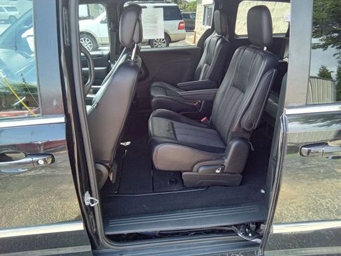 Used 2014 Chrysler Town & Country S image 10