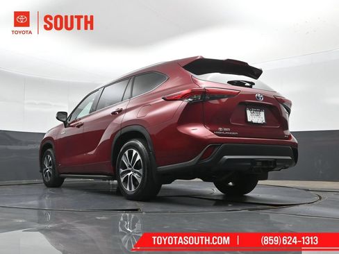 Used 2021 Toyota Highlander XLE AWD/4WD image 45
