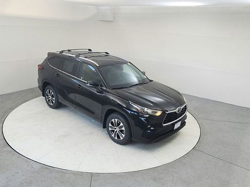 Certified 2024 Toyota Highlander XLE AWD/4WD image 13