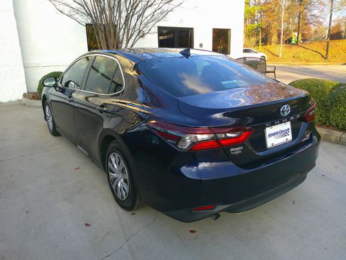 Used 2022 Toyota Camry LE image 10
