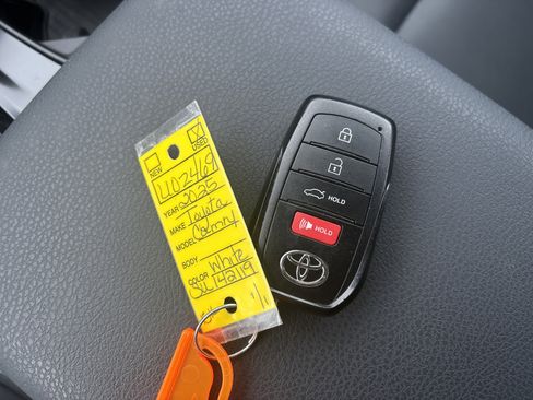 Used 2025 Toyota Camry SE image 28